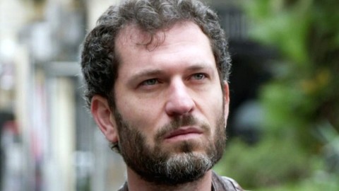 Un Posto al Sole Anticipazioni: Eduardo cede al fascino di Stella, ma la donna non è chi dice di essere!