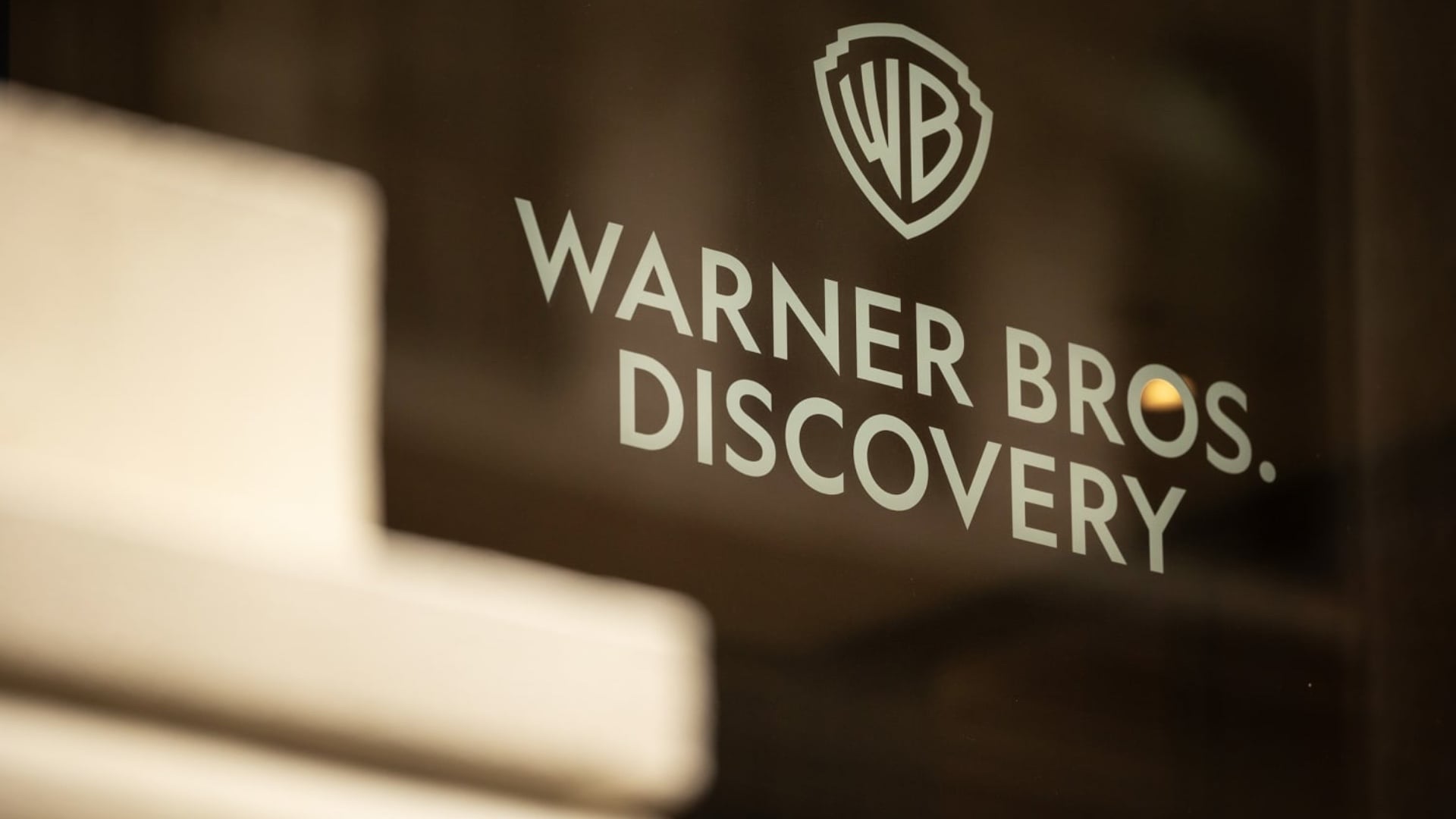 Paramount risponde a Netflix: offerta ostile per Warner Paramount risponde a Netflix: offerta ostile per Warner