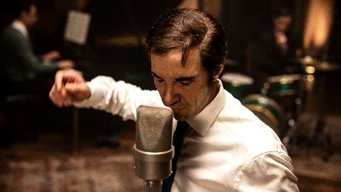 Monsieur Aznavour: la recensione del biopic sul grande artista francese