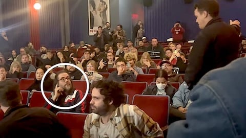 Il telefono è vietato nel cinema di Tarantino: un uomo lo usa e la polizia lo scorta fuori 