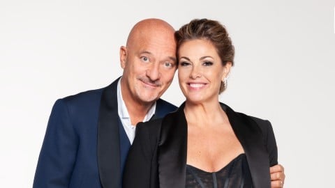 Zelig compie 30 anni: su Canale 5 l’evento speciale con Claudio Bisio e Vanessa Incontrada