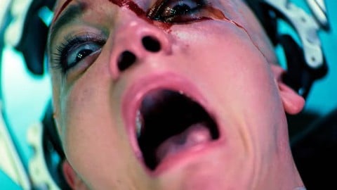 Twisted: il trailer dell'horror "chirurgico" in cui Djimon Hounsou opera Lauren LaVera