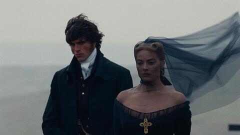 Margot Robbie su Jacob Elordi in Cime Tempestose: “Mi ha fatto tremare le ginocchia”