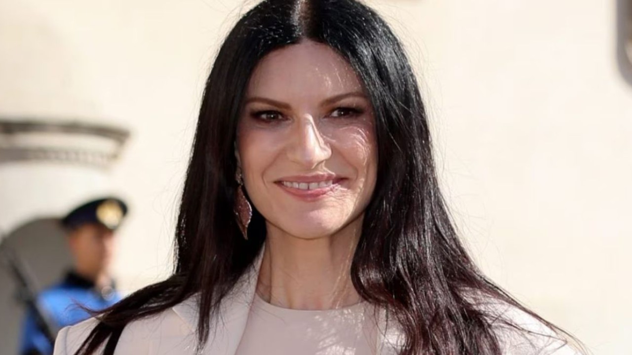Striscia La Notizia incalza Laura Pausini: la replica alle critiche ...
