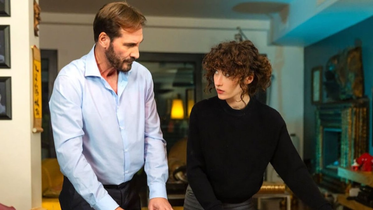 Un Posto al Sole Anticipazioni: Alberto Palladini cede alla passione con Anna, la fidanzata di Gianluca