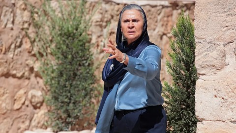 Far Away Anticipazioni Turche: Sadakat impone ad Alya di sposare Cihan