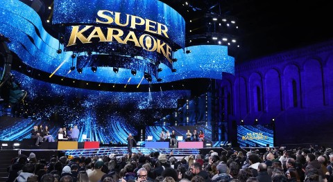 Super Karaoke torna questa sera su Canale 5: Michelle Hunziker protagonista tra musica e sfide sul palco