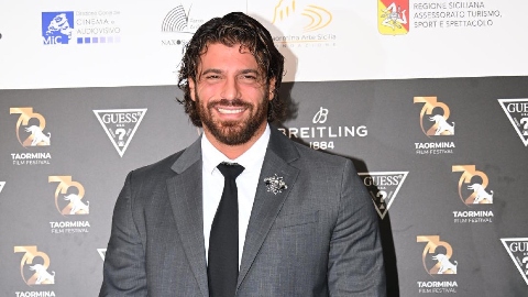 Can Yaman incanta il Taormina Film Festival 2026: cronaca di un incontro con la star turca fra applausi e "Sei bellissimo!"