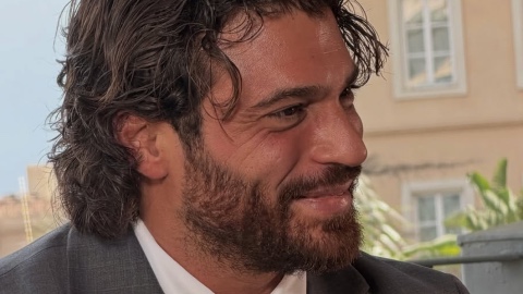 Can Yaman a Taormina non solo Premi, il tuffo super Hot dell’attore turco paralizza il web