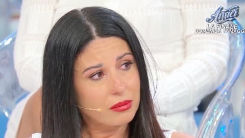 Uomini e Donne, Rosanna non si arrende e torna a pungere Debora e Alessio: “Scelta di convenienza”
