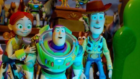 Toy Story 5, la nostra recensione del film Pixar: Woody, Buzz e Jessie a rischio obsolescenza