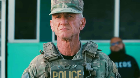 Sean Penn, un poliziotto e il 6 gennaio (non quello della Befana, ma dell'assalto al Campidoglio)