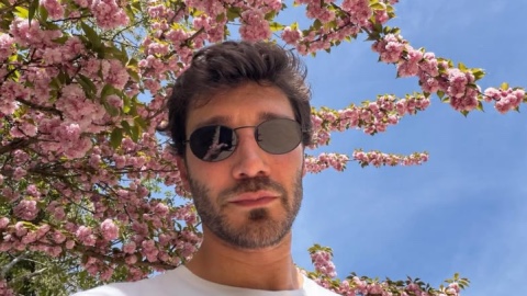 Sanremo 2027, record di canzoni inviate a Stefano De Martino: l’indiscrezione