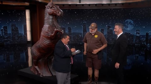 Matt Damon irrompe furtivamente nello studio di Jimmy Kimmel per promuovere Odissea e far morire dal ridere il pubblico