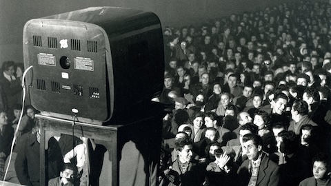 Storia della CCTV: quando il cinema sfidò la TV trasformandosi in un'arena per eventi quasi 80 anni fa