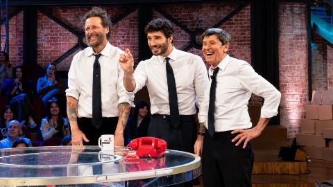 Affari Tuoi cambia orario per promuovere la prima serata? Le ultime news sul quiz show di Stefano De Martino