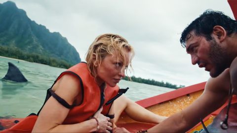 Francesca, figlia di Clint Eastwood, alle prese con degli squali assassini in The Bay (VIDEO)