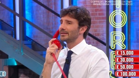Affari Tuoi, Stefano De Martino lancia una frecciatina a Belen Rodriguez: c'entra il loro matrimonio