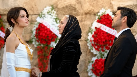 Far Away Anticipazioni Turche: Alya salva Sadakat e sposa Cihan