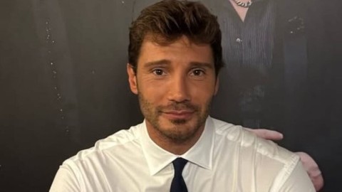 Stefano De Martino fan di Geolier: il video del conduttore con la mamma del rapper allo Stadio Maradona