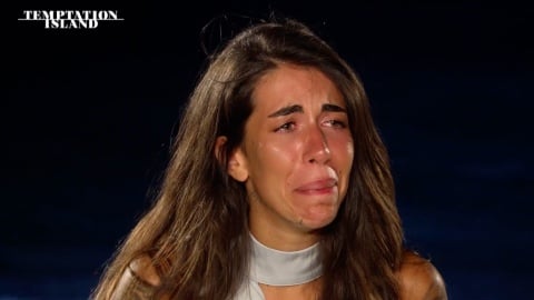 Temptation Island, Alessandra scopre l’ennesimo tradimento e crolla: Rosario fa infuriare tutti