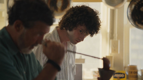 Il biopic su Anthony Bourdain in arrivo al cinema: ecco il trailer italiano di Tony - Diario di un Giovane Cuoco