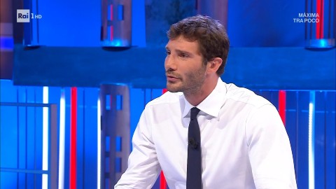 Affari Tuoi, nuovo cambio nel palinsesto: ecco quando torna in onda Stefano De Martino