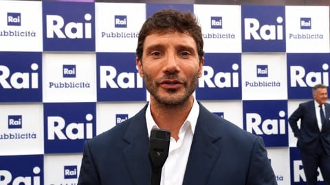 Stefano De Martino svela il nuovo Sanremo 2027: meno canzoni, una serata inedita e grandi ospiti internazionali