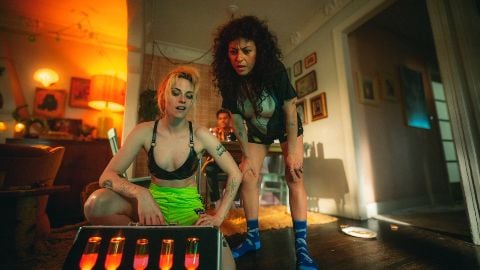 Kristen Stewart e Alia Shawkat sono The Wrong Girls: ecco il trailer della stoner comedy di Dylan Meyer (moglie di Stewart)