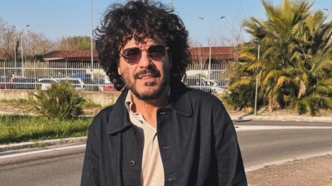 Francesco Renga viene fatto scendere dall'aereo: il cantante allontanato dopo momenti di tensione (VIDEO)