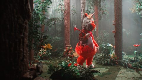 La tv per bambini diventa rosso sangue nel primo teaser di Buddy, il nuovo horror di Caspar Kelly