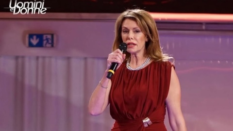 Uomini e Donne, Cinzia Paolini presenta il concerto di Rosario Miraggio