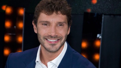 Stefano De Martino, il VIDEO mentre spazza scatena le Fan: "Bono pure quando pulisce"