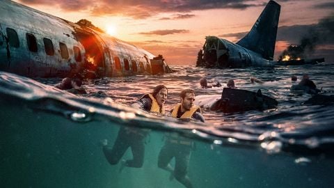 Deep Water, aerei, squali e altri disastri: recensione del film (molto anni Novanta) di Renny Harlin