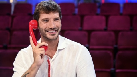 Affari Tuoi, Stefano De Martino esulta per la concorrente che vince un’automobile ma scatta la polemica