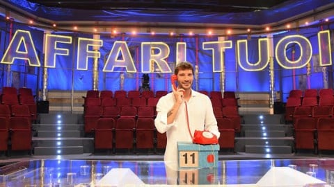 Affari Tuoi chiude col botto, Stefano De Martino in lacrime: il saluto emoziona il pubblico