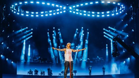 Palco all'aperto in stadi con folle di spettatori durante un concerto musicale di grande rilevanza
