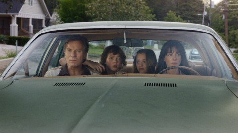 La fine di Oak Street: Anne Hathaway e Ewan McGregor nel final trailer di uno dei film più attesi dell'estate