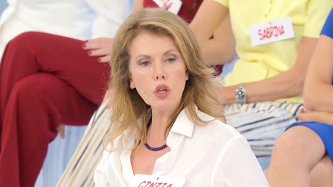 Uomini e Donne, Cinzia Paolini corteggiata da un ex cavaliere: "Devo confessare la mia attrazione"