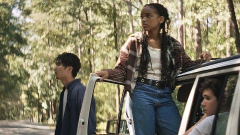 It Ends: il trailer di un nuovo acclamato horror su un gruppo di ragazzi in loop su una strada senza fine