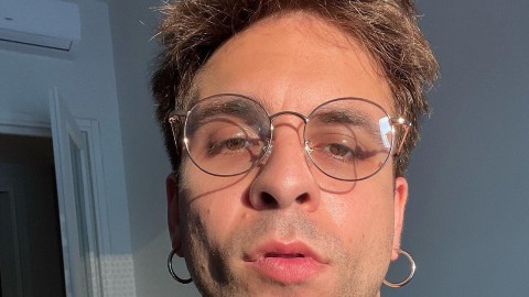 Amici, Alessio Bernabei svela: "Da solo non ce l'avrei fatta, la psicoterapia mi ha salvato la vita"