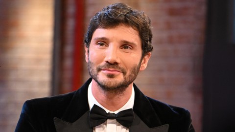 Stefano De Martino ritira il premio dedicato al padre e si commuove: "Sono senza parole"
