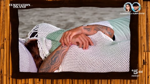Temptation Island: Sabrina dopo il bacio vuole appartarsi in bagno, ma Lory la rifiuta