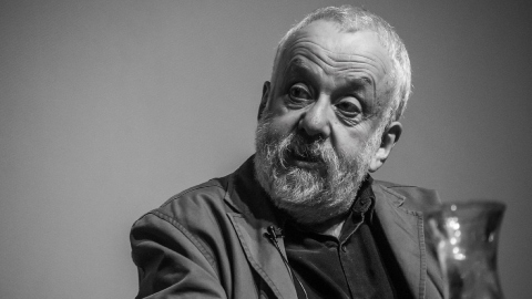 Mike Leigh non dirigerà altri film: la malattia di cui soffre è diventata troppo invalidante
