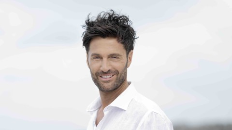 Temptation Island, Filippo Bisciglia non è più solo un narratore: perché la sua nuova conduzione divide il pubblico?