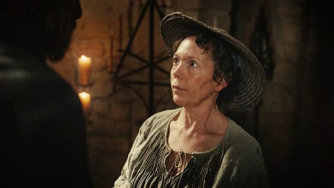 Alexander Skarsgård è il focoso sposo (di paglia) di Olivia Colman nel trailer di Wicker