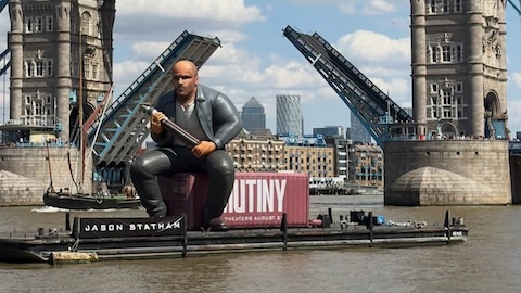 Jason Statham è un pallone gonfiato: per il film Mutiny l'idea promozionale non passa inosservata