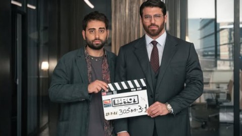 Can Yaman si confessa: le delusioni d'amore, un passato da "secchione" e la svolta comedy con Bro