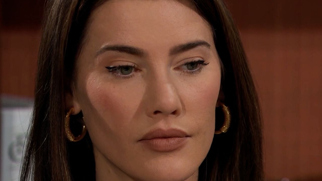 Steffy osserva Carter e Hope in una riunione, sospettando di un'intesa