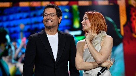 Yoga Radio Estate, dal 4 agosto su Italia 1 Noemi ed Enrico Papi alla conduzione: tutti gli ospiti della prima puntata
